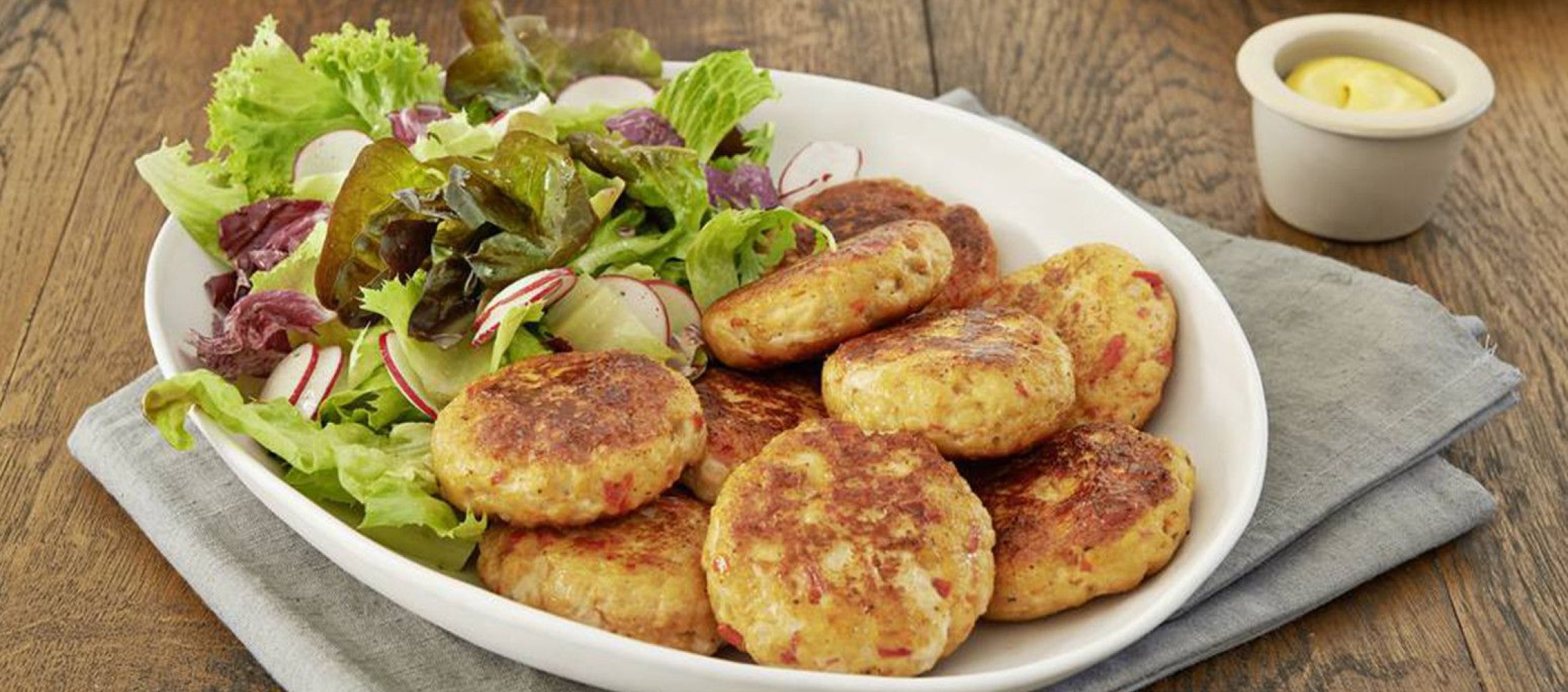 Rezept Puten-Paprika-Frikadellen mit gemischtem Salat Rezept Puten-Paprika-Frikadellen mit gemischtem Salat