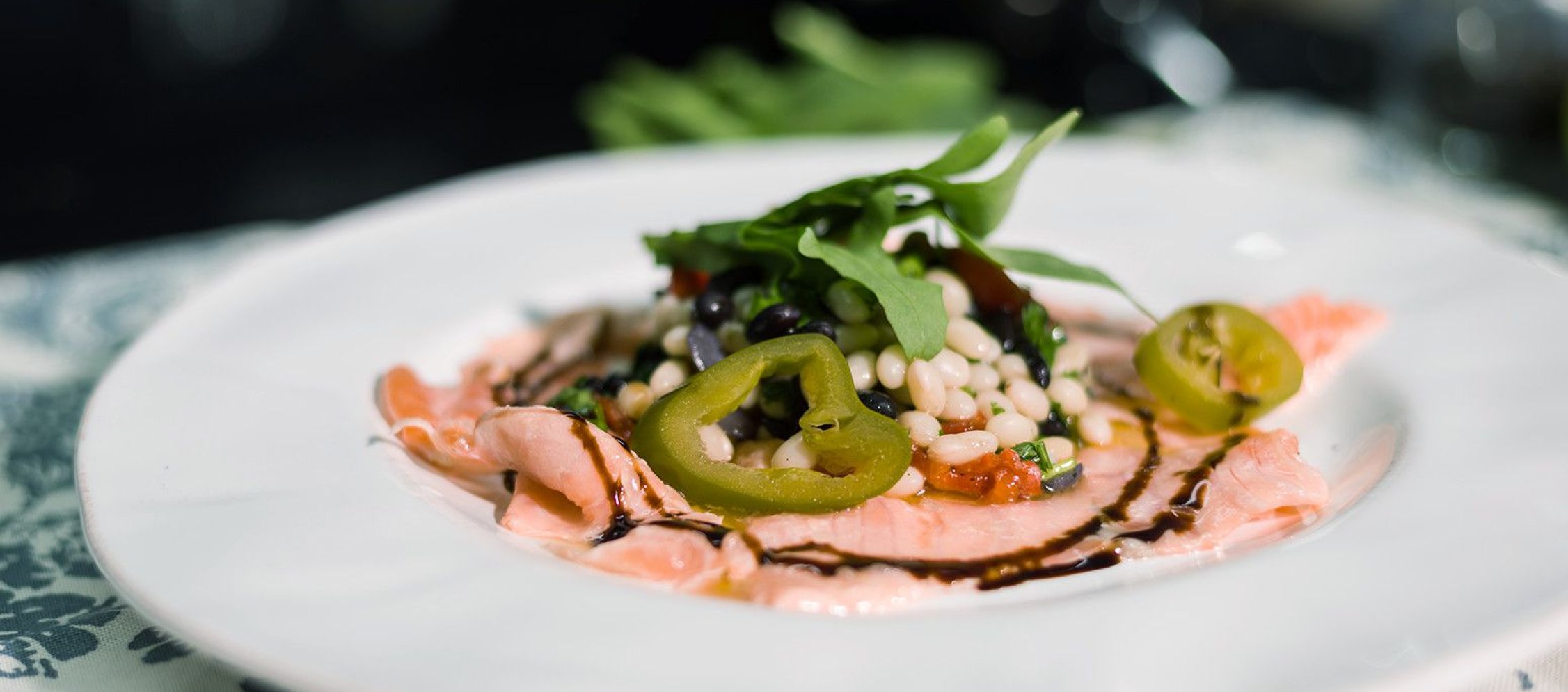 Rezept Ceviche vom Lachs mit schwarzen Bohnen und Jalapeno