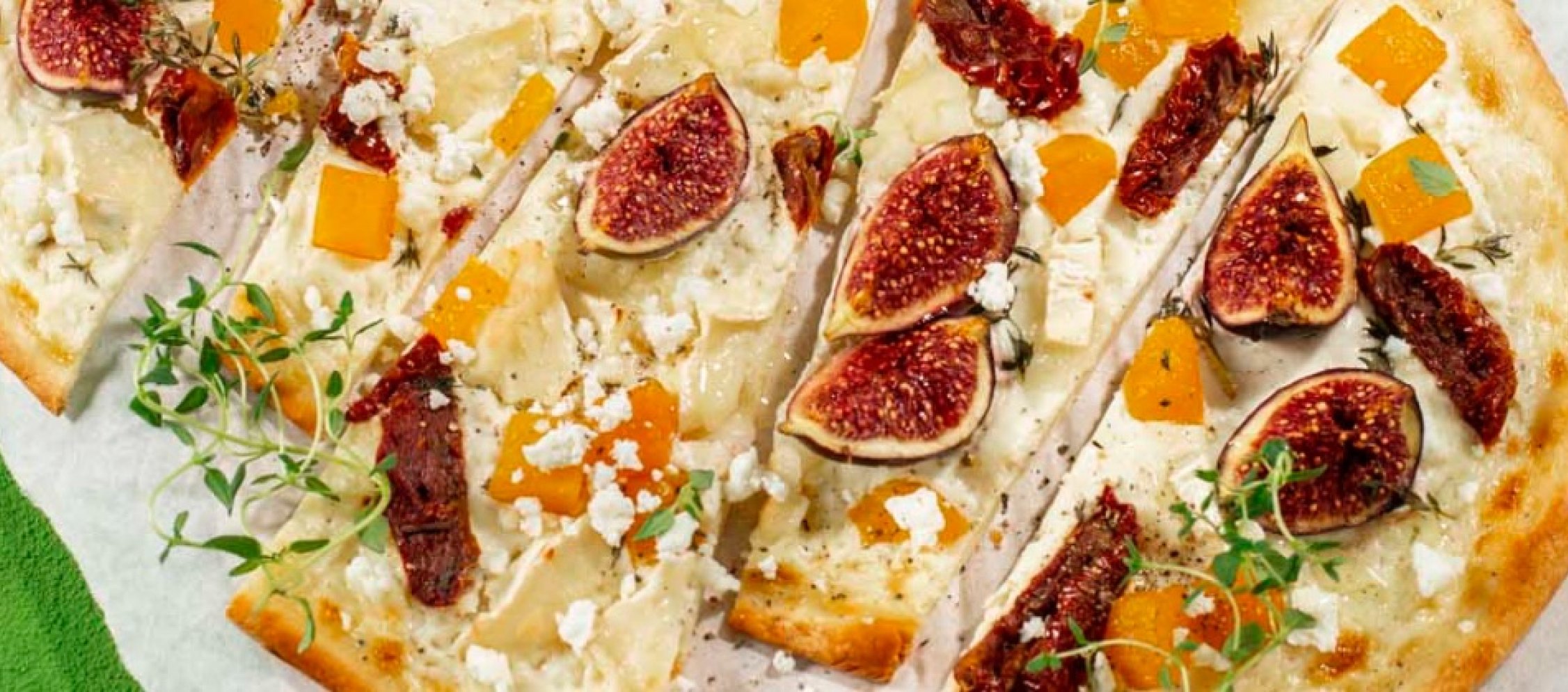 Kürbis-Flammkuchen mit Feigen und Ziegenkäse