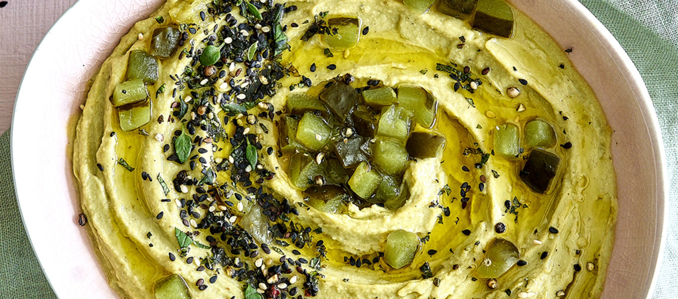 Avocado-Hummus mit Salat Gurken und Minze